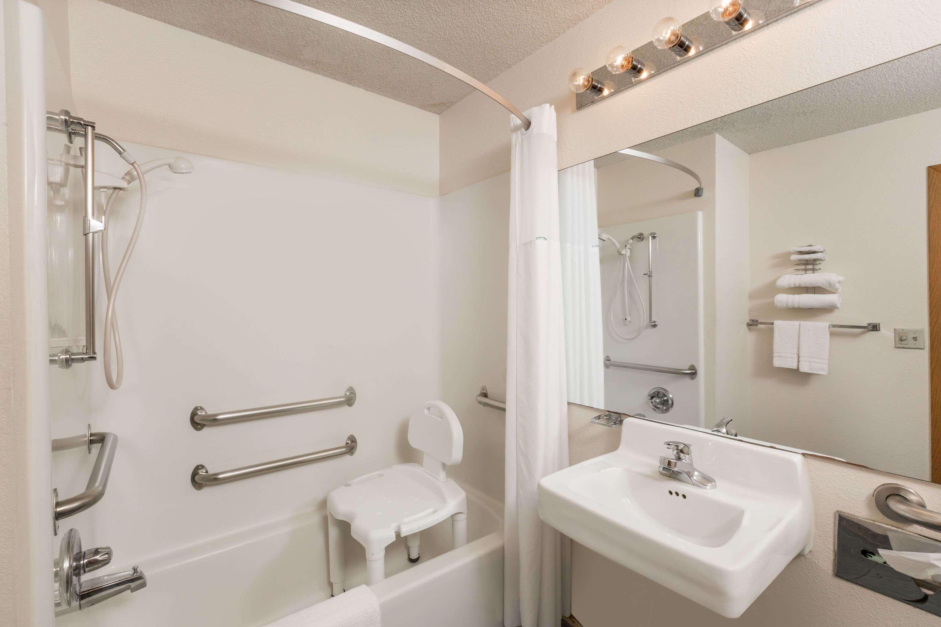 Howard Johnson By Wyndham Wichita Airport Ngoại thất bức ảnh