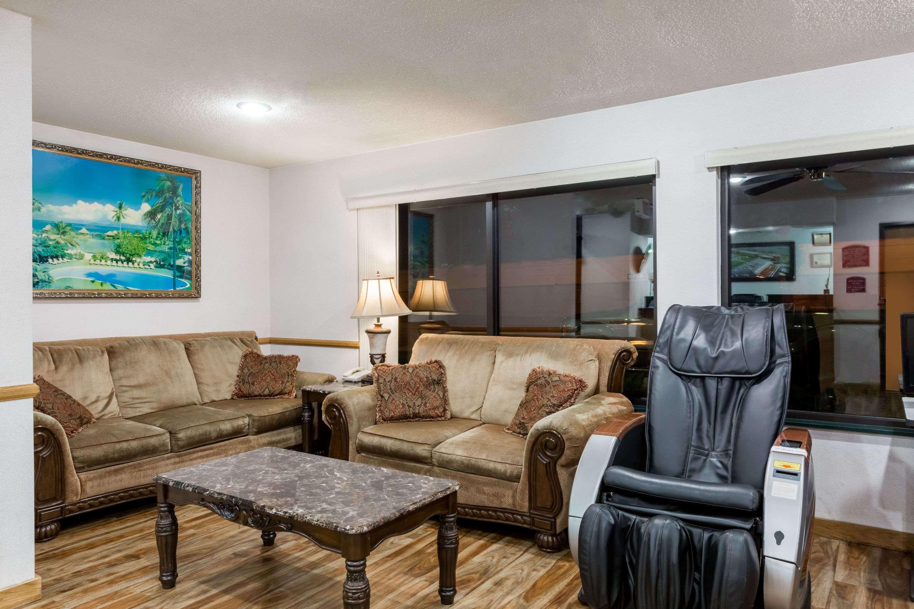Howard Johnson By Wyndham Wichita Airport Ngoại thất bức ảnh