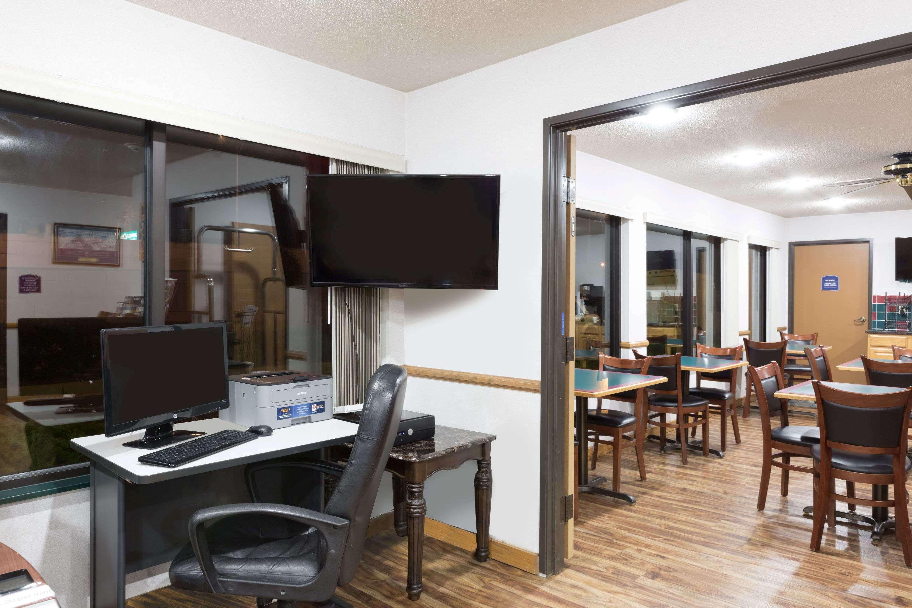 Howard Johnson By Wyndham Wichita Airport Ngoại thất bức ảnh