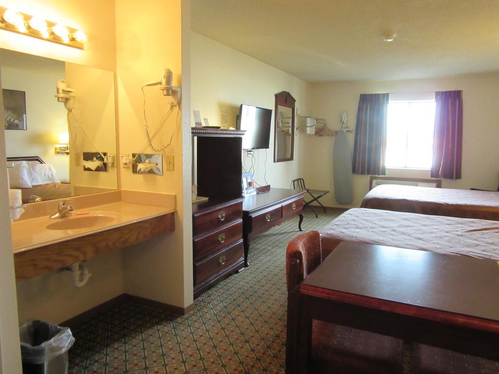 Howard Johnson By Wyndham Wichita Airport Ngoại thất bức ảnh