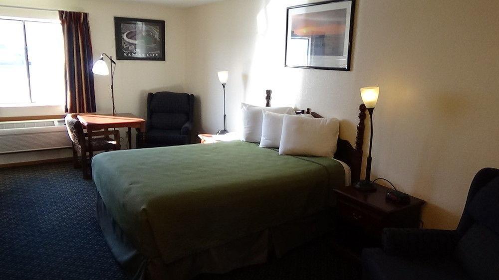 Howard Johnson By Wyndham Wichita Airport Ngoại thất bức ảnh