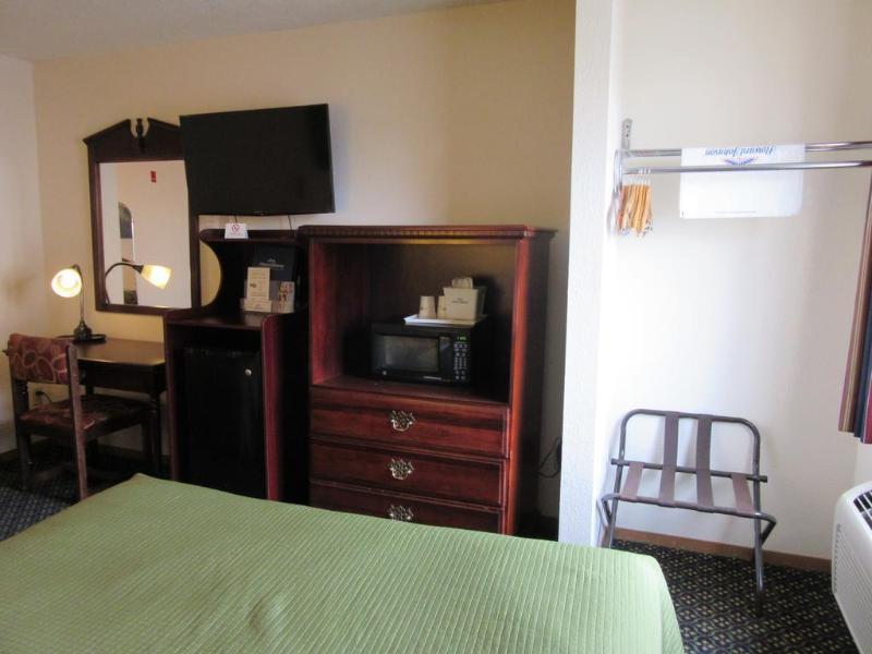 Howard Johnson By Wyndham Wichita Airport Ngoại thất bức ảnh