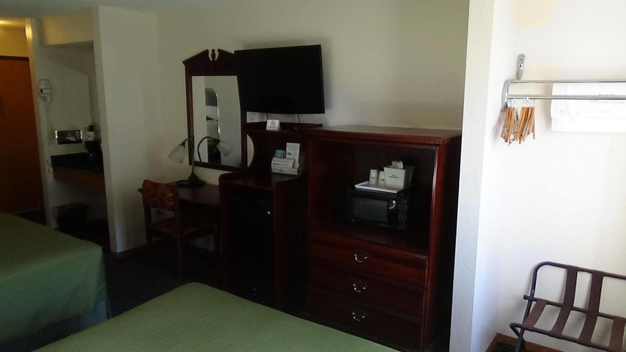 Howard Johnson By Wyndham Wichita Airport Ngoại thất bức ảnh