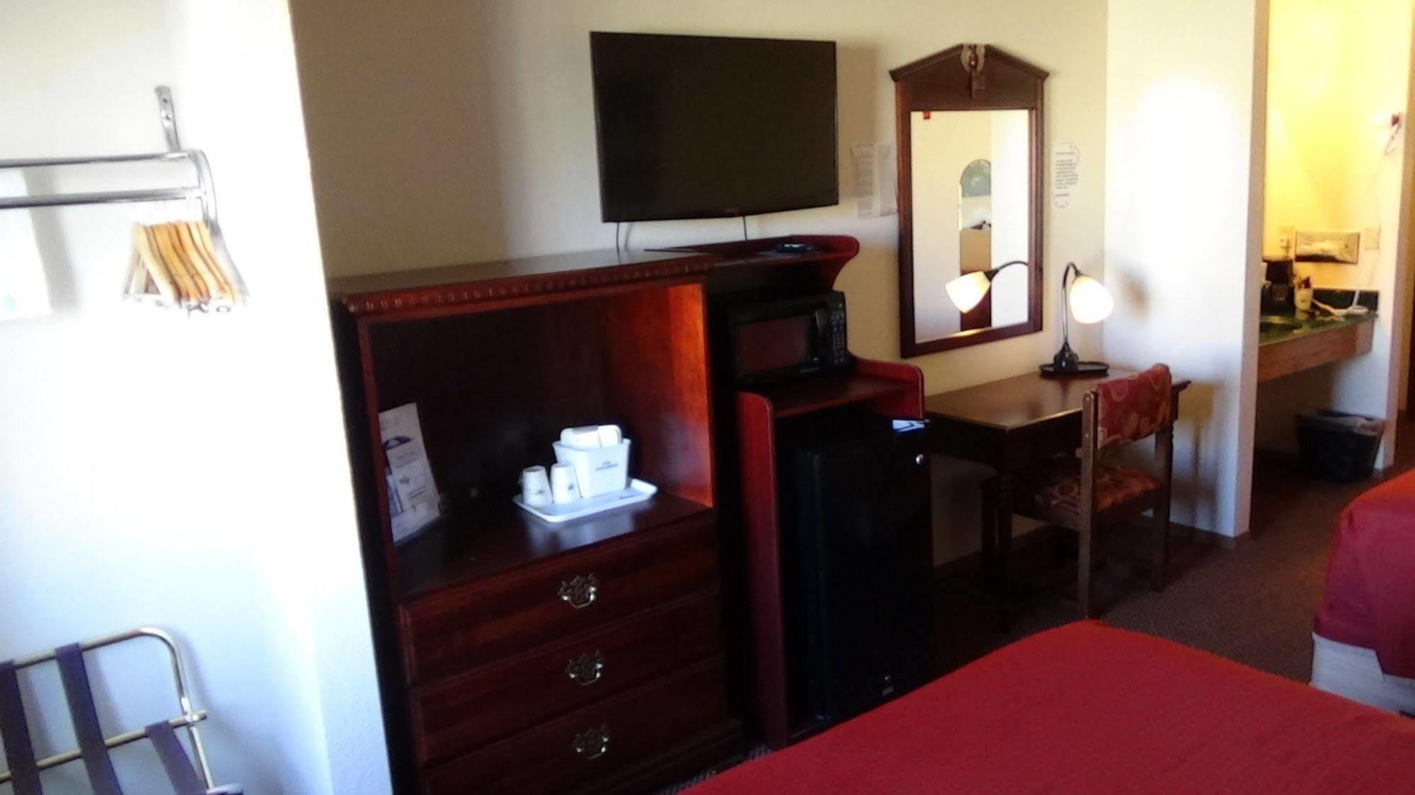 Howard Johnson By Wyndham Wichita Airport Ngoại thất bức ảnh